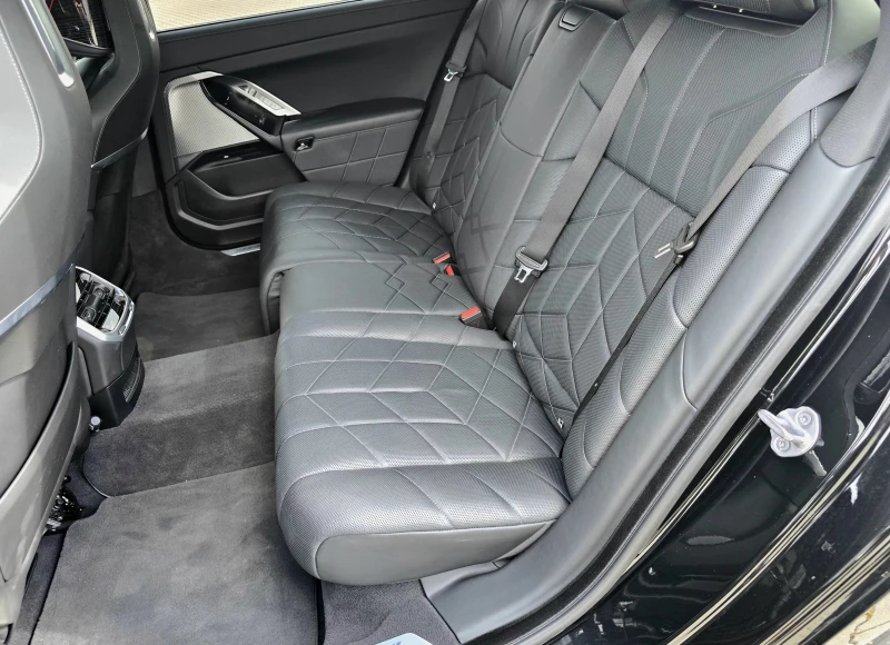 BMW 750 e Hybrid M-Sport, Massage, B/W, снимка 6 - Автомобили и джипове - 52188255
