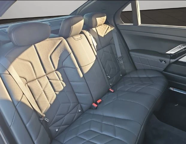 BMW 750 e xDrive M Sport, TV 31'' - изображение 9