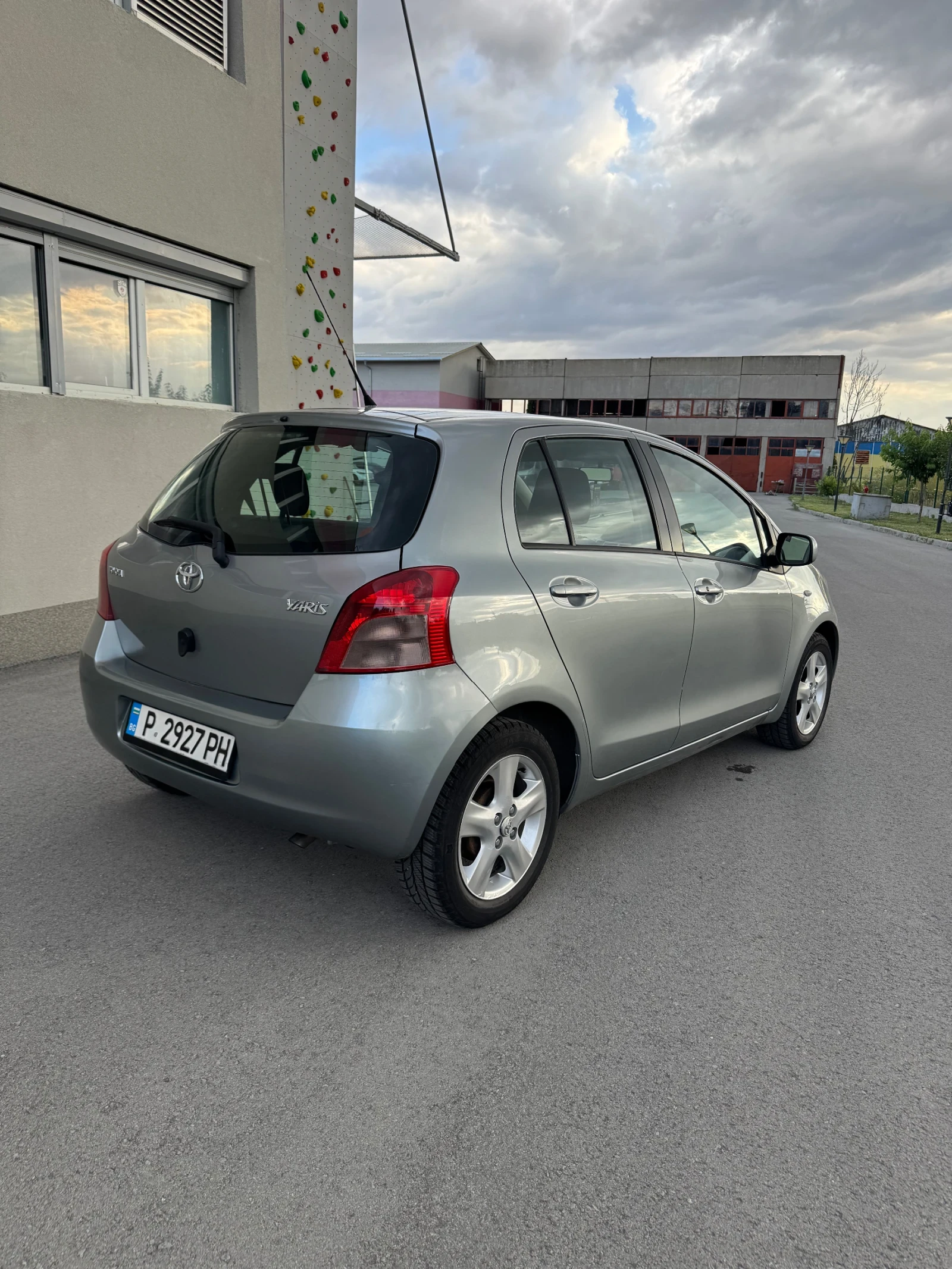 Toyota Yaris 1.3 VVTI - изображение 3