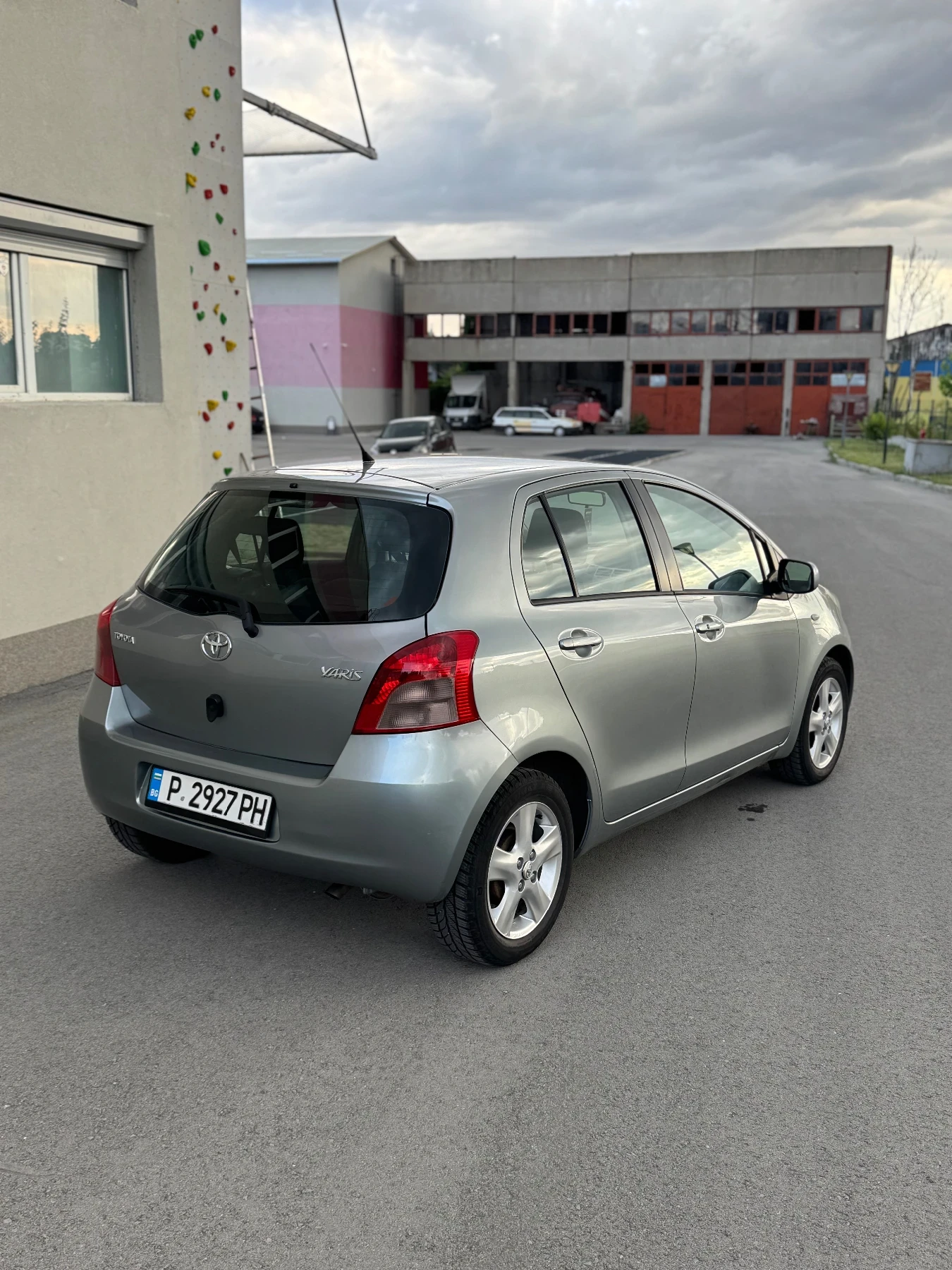 Toyota Yaris 1.3 VVTI - изображение 2