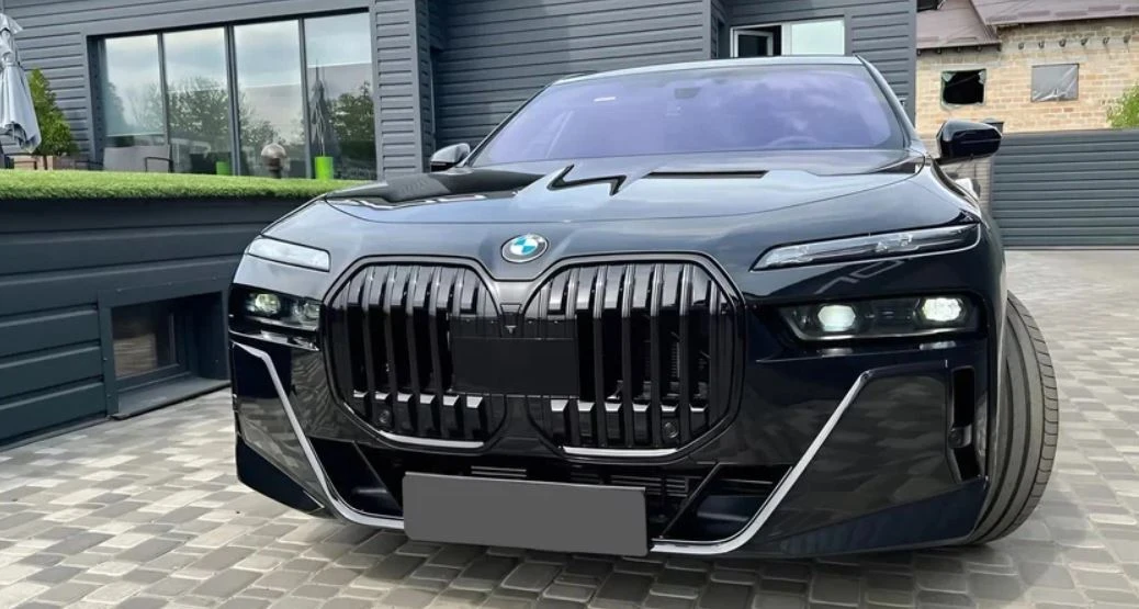 BMW 750 e xDrive M Sport, TV 31'' - изображение 3