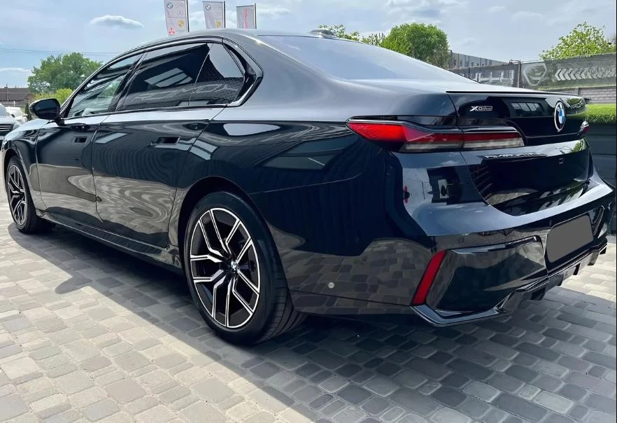BMW 750 e xDrive M Sport, TV 31'' - изображение 4