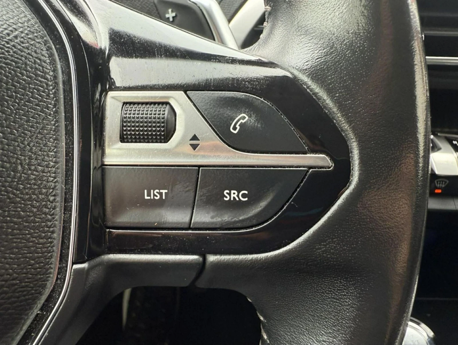 Peugeot 3008 1.5 BlueHDI 130.NAVI.LED.KAMERA, снимка 16 - Автомобили и джипове - 53806697