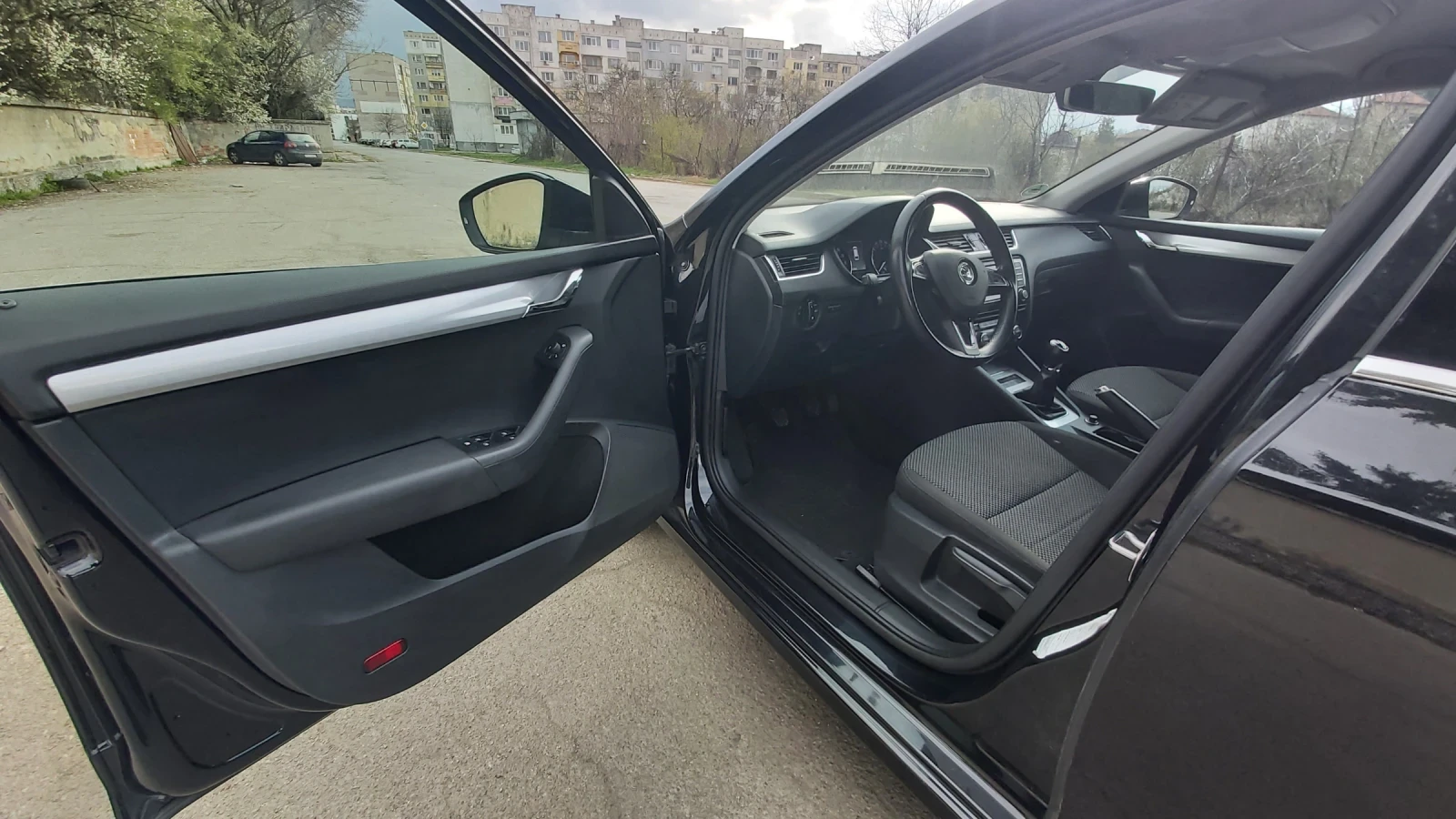 Skoda Octavia 1.6 tdi 4x4, снимка 8 - Автомобили и джипове - 54402879
