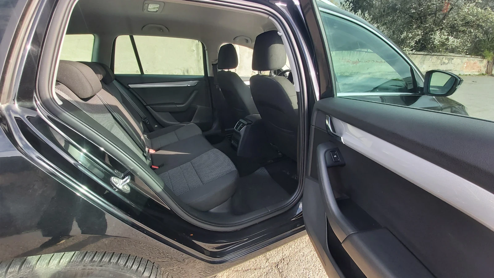 Skoda Octavia 1.6 tdi 4x4, снимка 11 - Автомобили и джипове - 54402879
