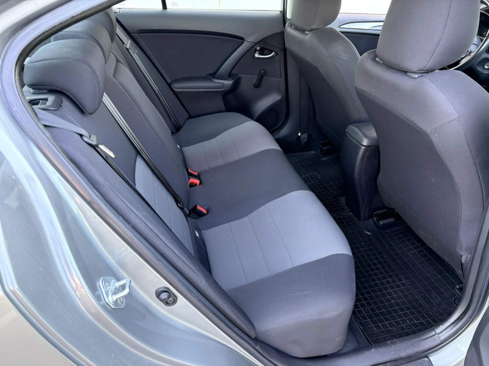 Toyota Avensis III 1.6VVT-i, снимка 14 - Автомобили и джипове - 55124672