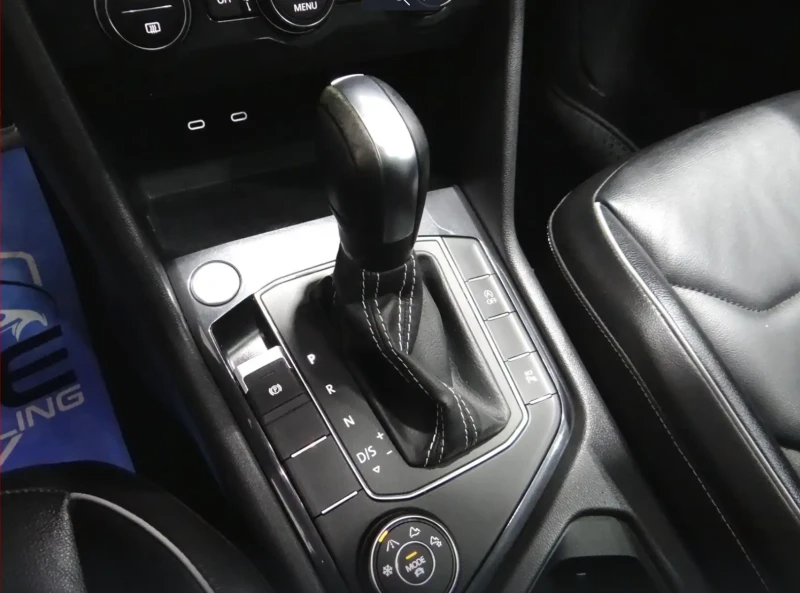 VW Tiguan  R-LINE* HIGHLINE* BACK CAM* PANO* CARPLAY* , снимка 11 - Автомобили и джипове - 53273027