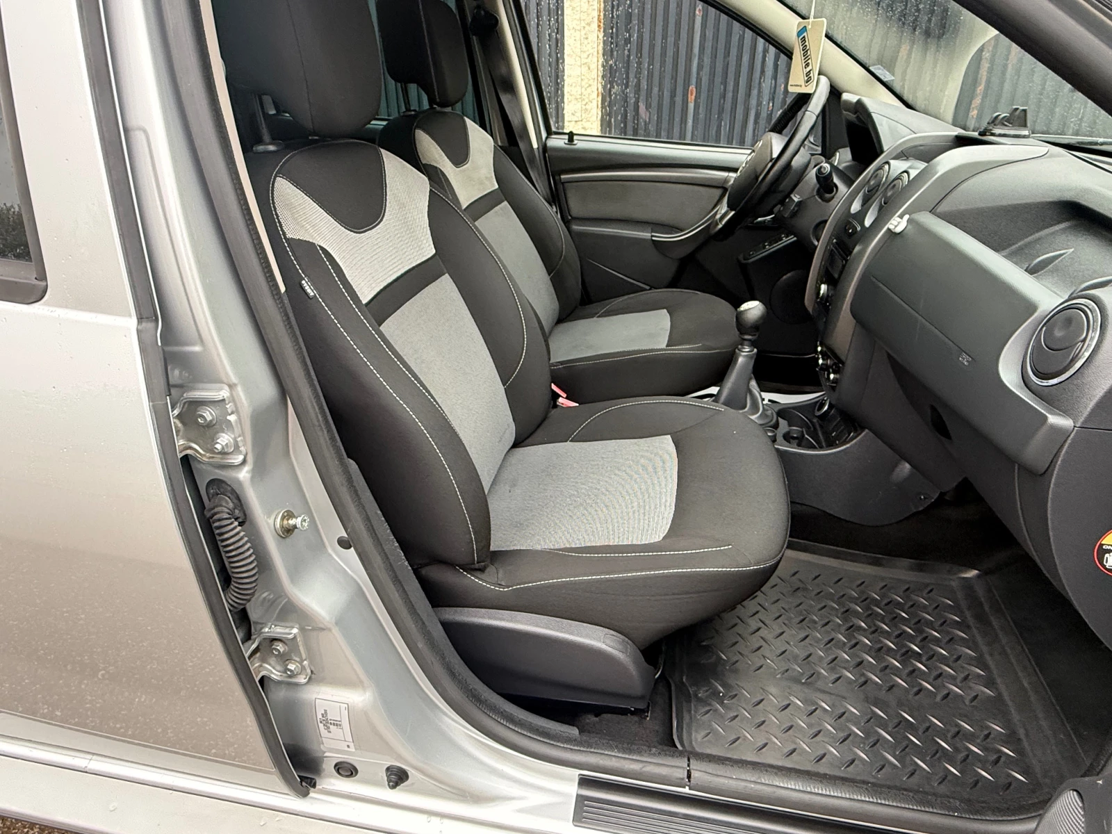 Dacia Duster 1.5dci 4x4, снимка 8 - Автомобили и джипове - 54207782