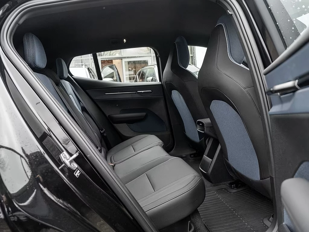 Volvo EX30 P3 ESSENTIAL , снимка 14 - Автомобили и джипове - 54225202