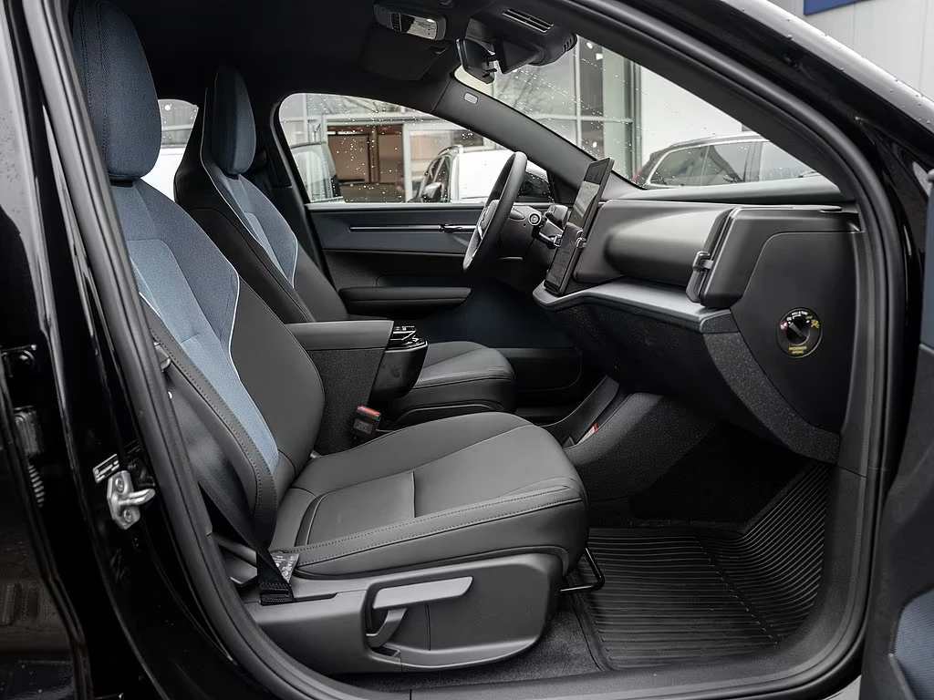 Volvo EX30 P3 ESSENTIAL , снимка 13 - Автомобили и джипове - 54225202