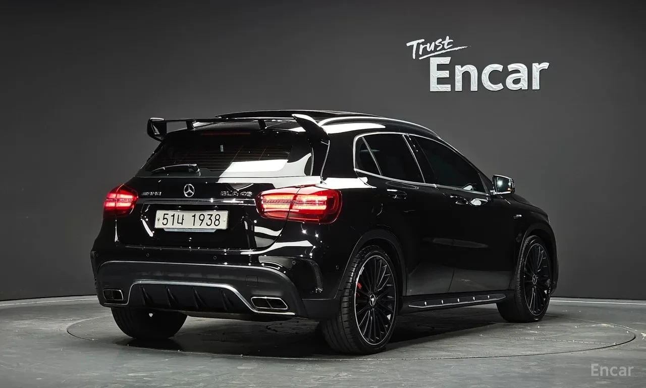 Mercedes-Benz GLA 45 AMG 4MATIC/АМБИЕНТНО ОСВЕТЛЕНИЕ/ПОДГРЕВ/ПАНОРАМА/ПАМЕТ, снимка 2 - Автомобили и джипове - 55904767