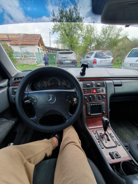 Mercedes-Benz E 200, снимка 8 - Автомобили и джипове - 45156499