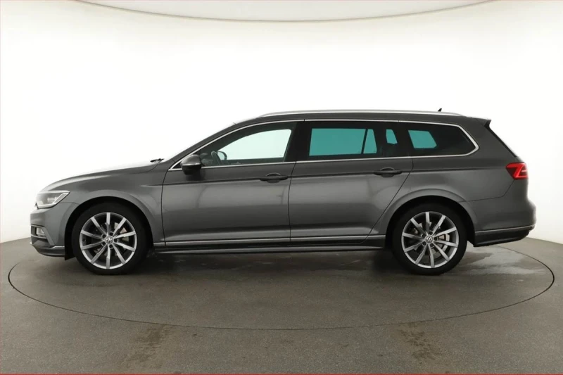 VW Passat 2.0TDI R-Line 4motion Върнат от лизинг, снимка 2 - Автомобили и джипове - 48784338