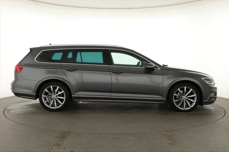 VW Passat 2.0TDI R-Line 4motion Върнат от лизинг, снимка 5 - Автомобили и джипове - 48784338