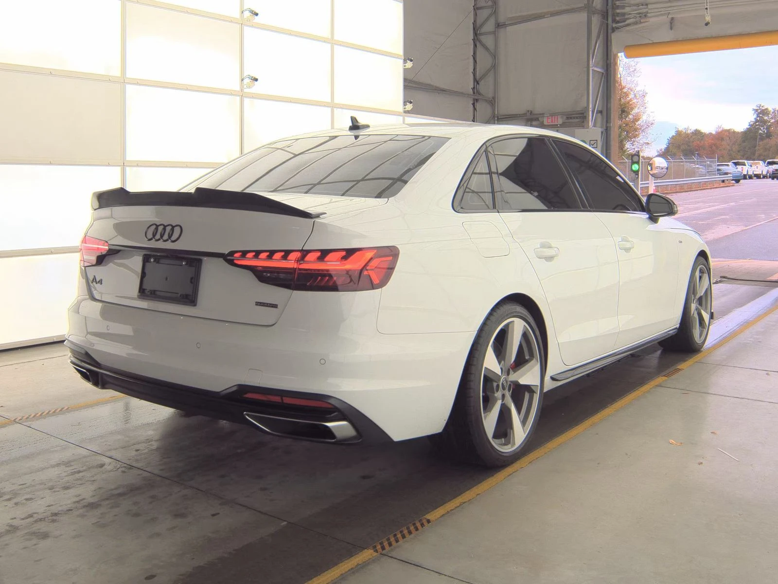 Audi A4 S line Premium Plus - изображение 4