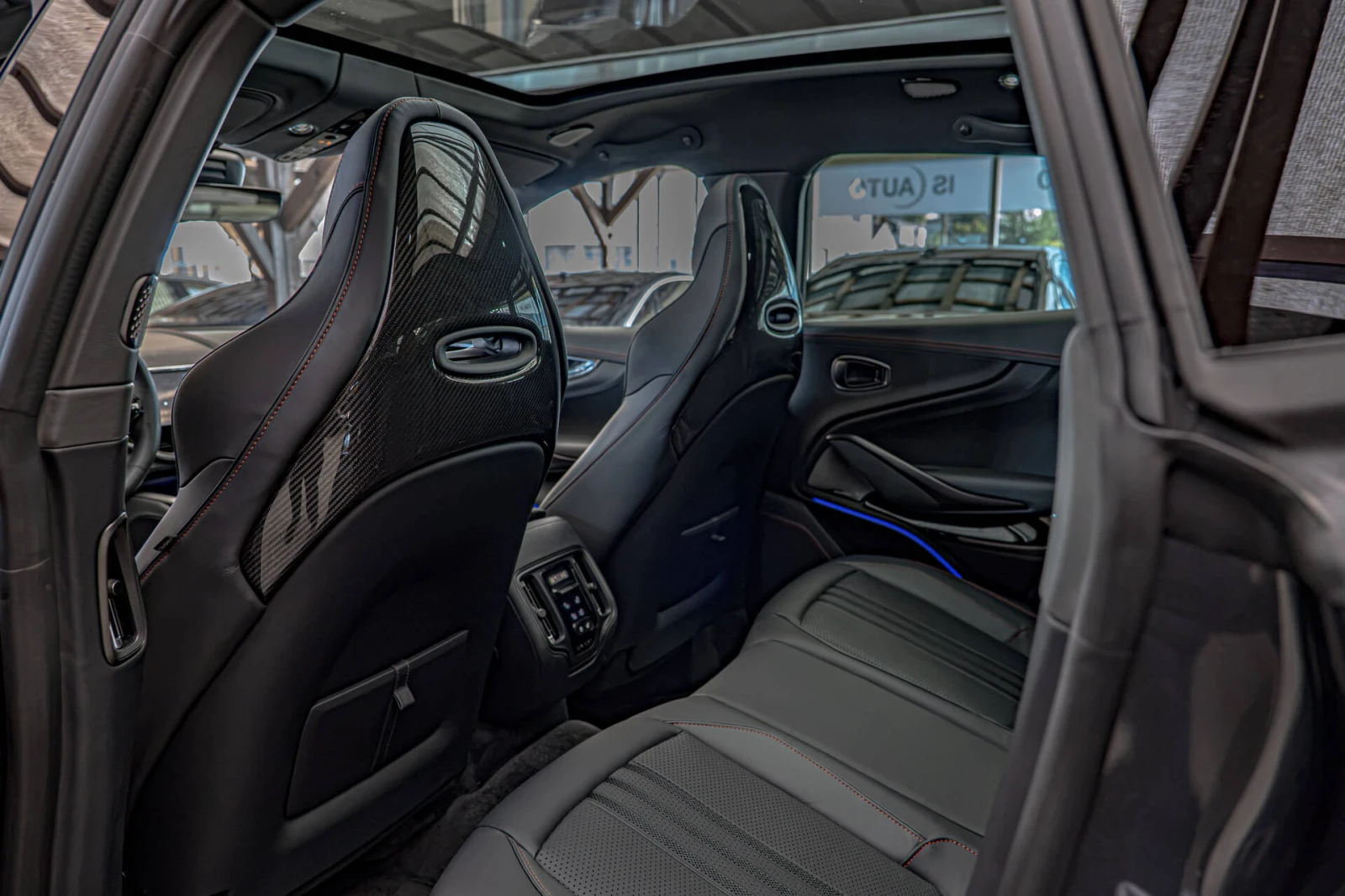 Aston Martin DBX 707/Керамика/Карбон/Обдухване/Камера 360/Bowers&Wi, снимка 9 - Автомобили и джипове - 56225668