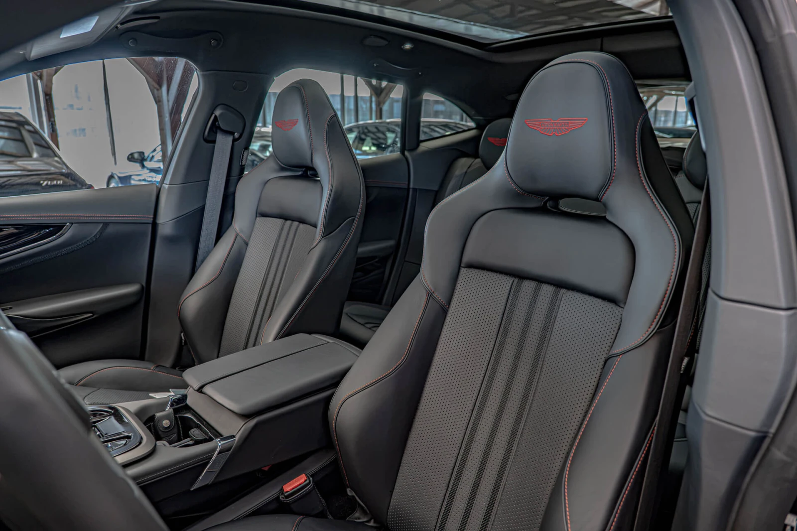 Aston Martin DBX 707/Керамика/Карбон/Обдухване/Камера 360/Bowers&Wi, снимка 13 - Автомобили и джипове - 56225668