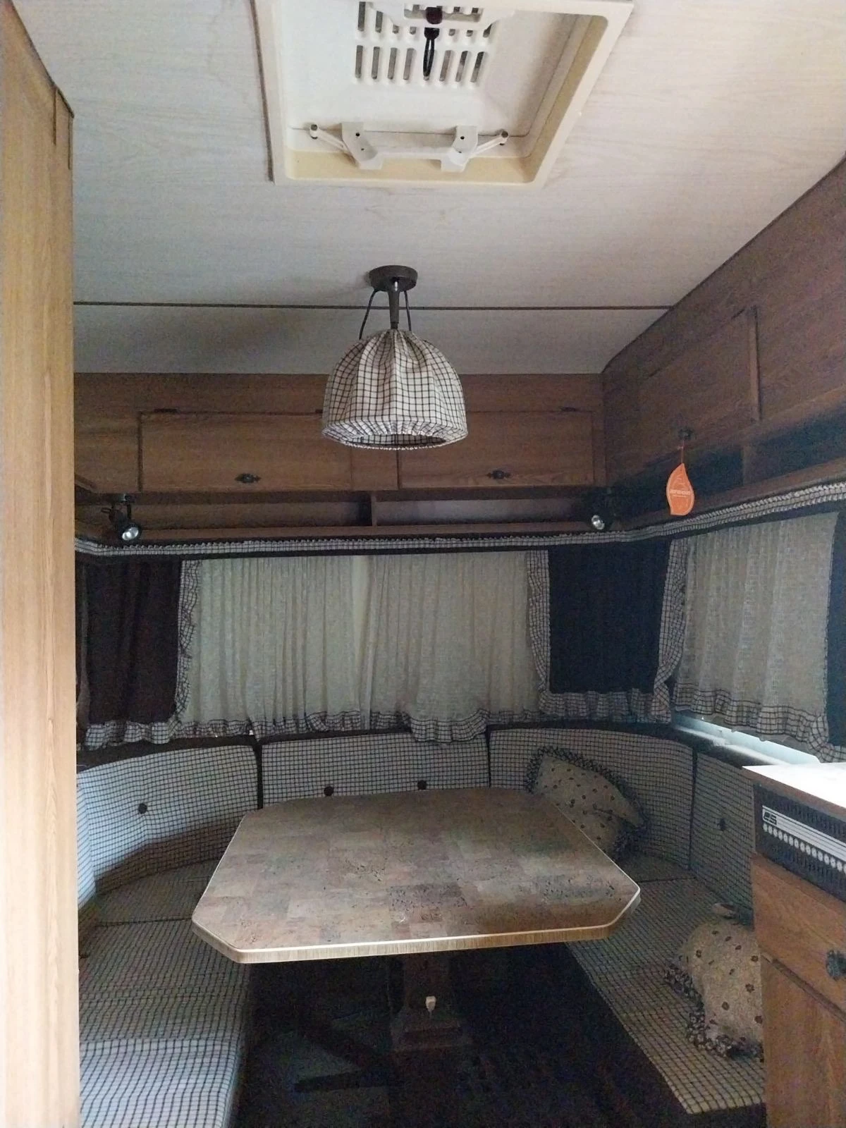 Каравана LMC MUSTERLAND 380 LUXUS, снимка 3 - Каравани и кемпери - 56045853