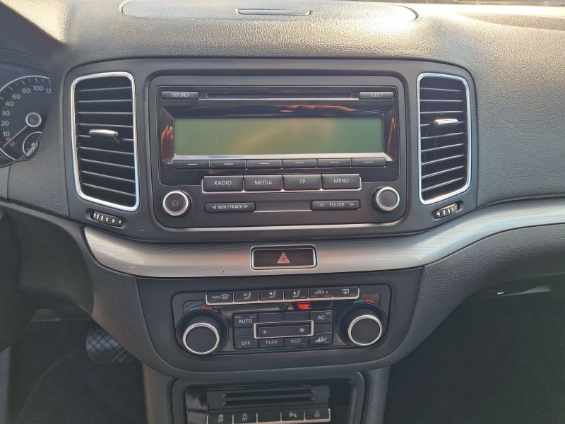 VW Sharan 2.0TDi 140kc , снимка 13 - Автомобили и джипове - 50235511