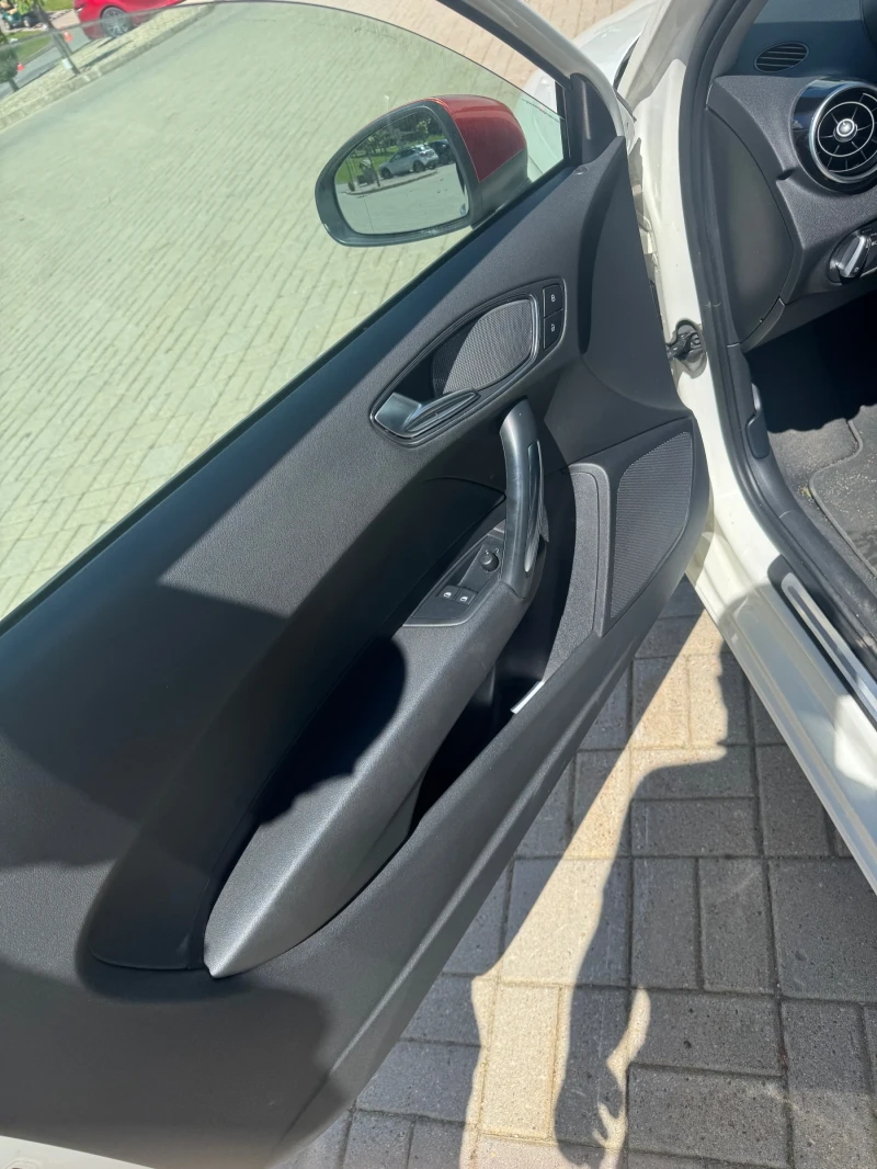 Audi A1 1.6TDI, снимка 10 - Автомобили и джипове - 51983749