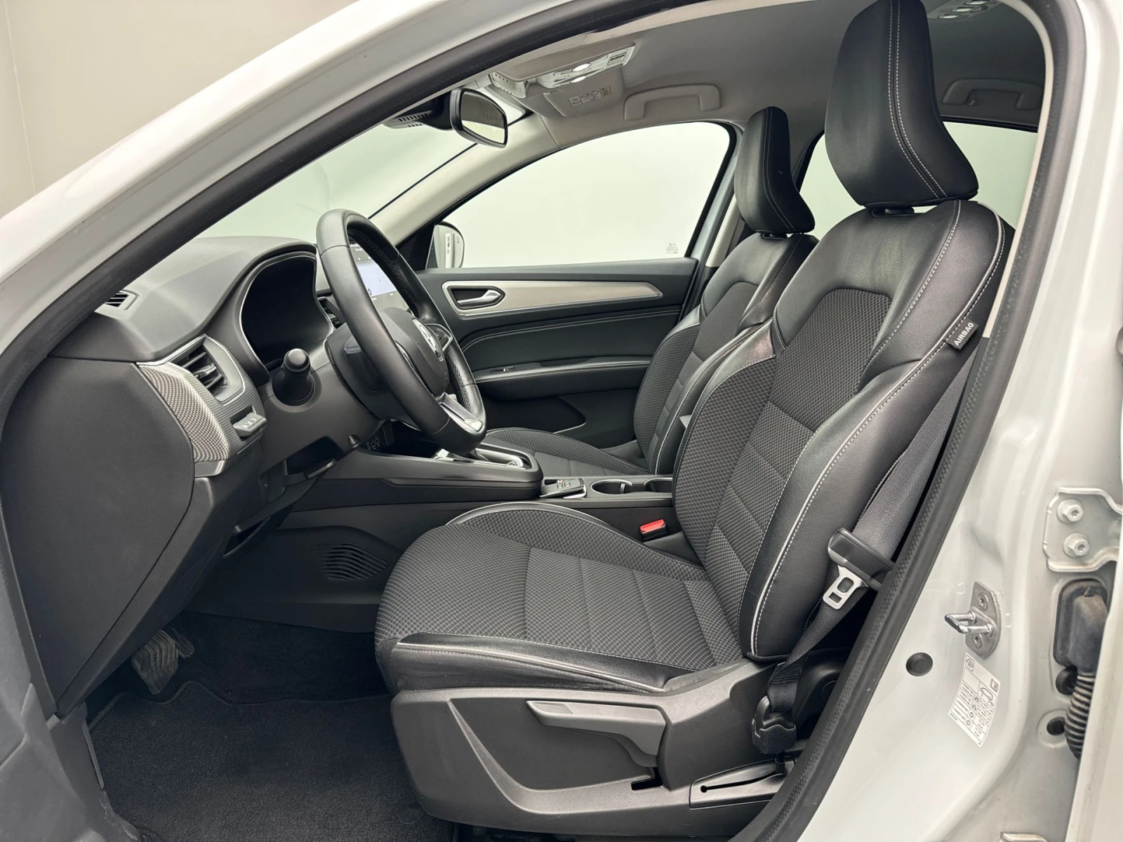 Renault Arkana 1.6 Techno , снимка 13 - Автомобили и джипове - 54068381