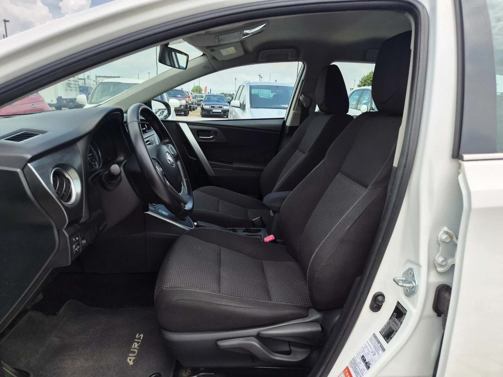 Toyota Auris 1.8HYBRID 130000KM. ВСИЧКО ПЛАТЕНО, снимка 11 - Автомобили и джипове - 55133027