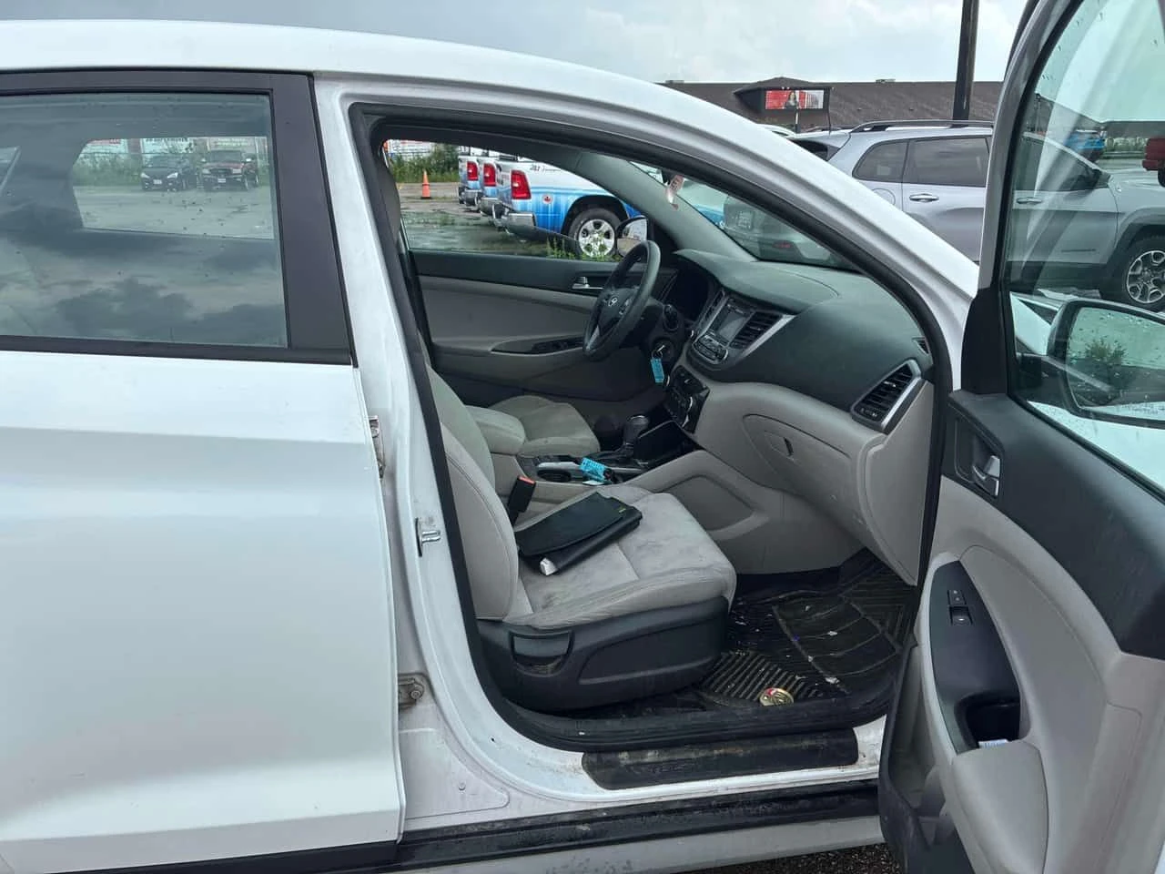 Hyundai Tucson * FWD 4dr 2.0L * CARFAX * БЕЗ ПЪРВОНАЧАЛНА ВНОСКА, снимка 11 - Автомобили и джипове - 55395238