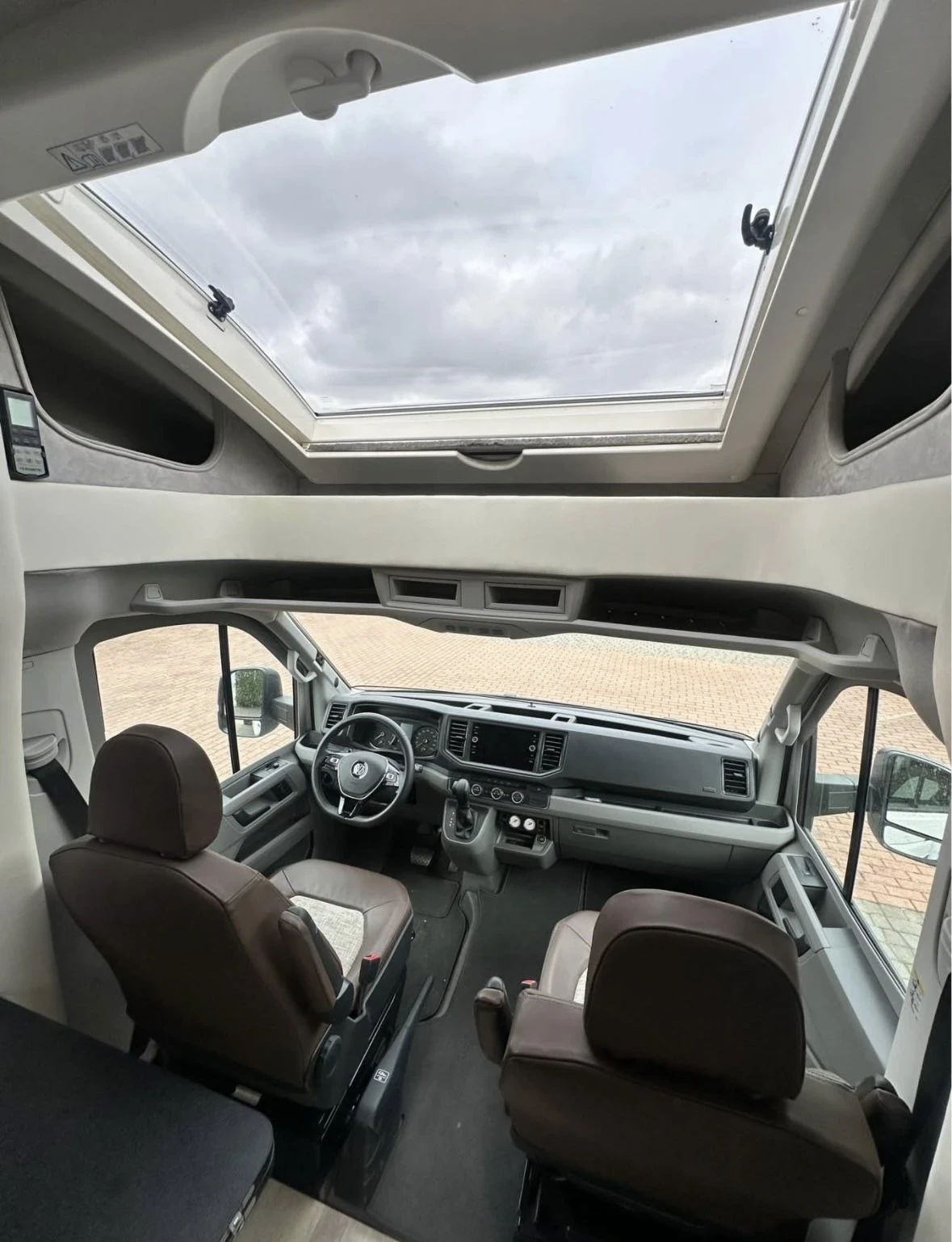 Кемпер VW Crafter KOS , снимка 4 - Каравани и кемпери - 55079911