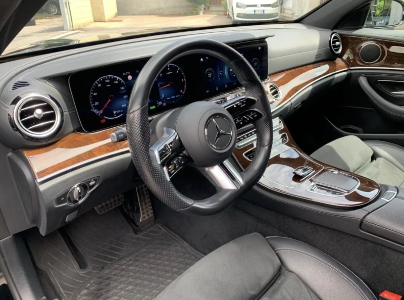 Mercedes-Benz E 220 AMG/4 MATIC/2023г./WIDESCREEN/360* КАМЕРИ/DISTRONI, снимка 7 - Автомобили и джипове - 52909543