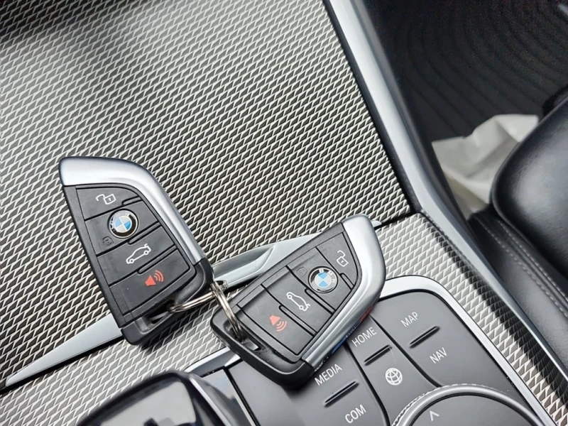 BMW 330 M-Sport xDdrive * CARFAX * ОПЦИЯ ЗА ФИНАНСИРАНЕ * , снимка 14 - Автомобили и джипове - 53183105
