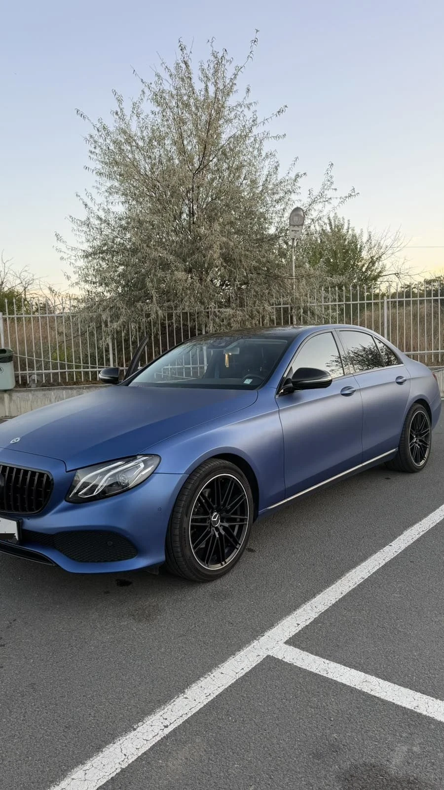 Mercedes-Benz E 220 4-Matic, AMG, Амбиент, Топ, снимка 2 - Автомобили и джипове - 56315739