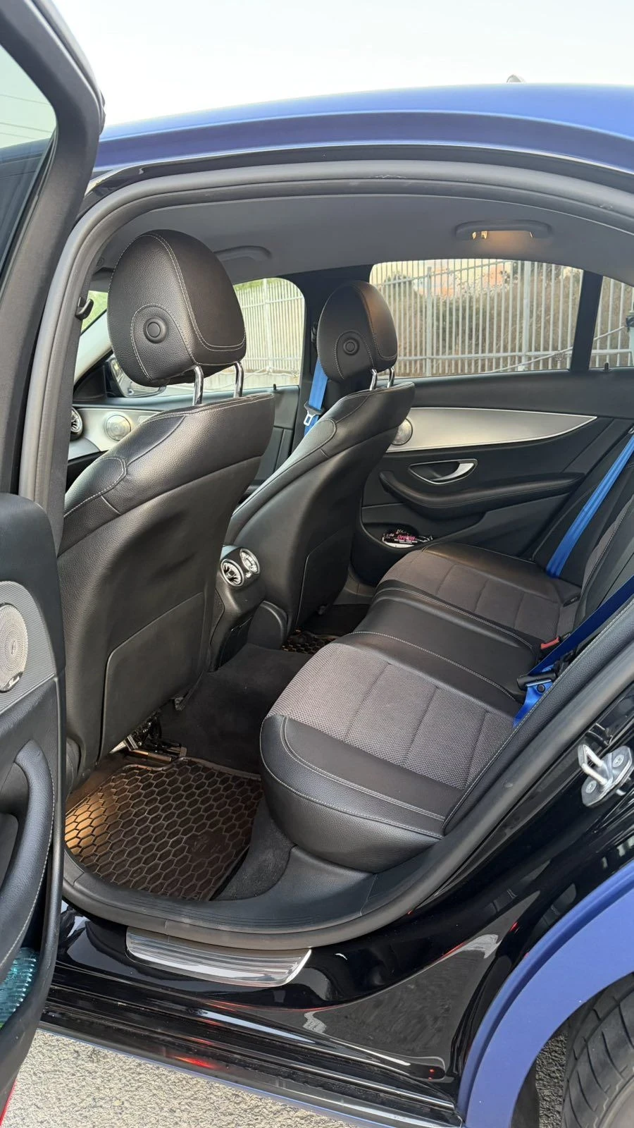 Mercedes-Benz E 220 4-Matic, AMG, Амбиент, Топ, снимка 9 - Автомобили и джипове - 56315739