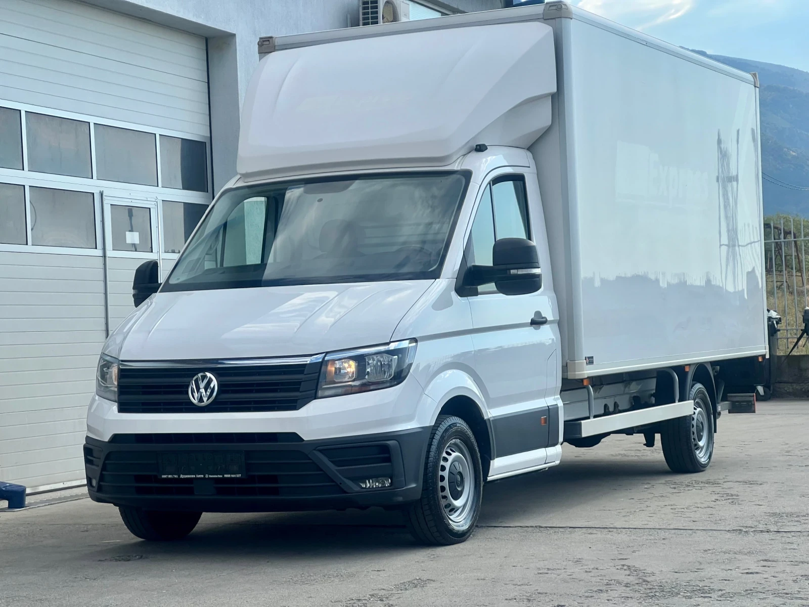 VW Crafter Падащ борд / 4.40м / 2019 година, снимка 3 - Бусове и автобуси - 55593631