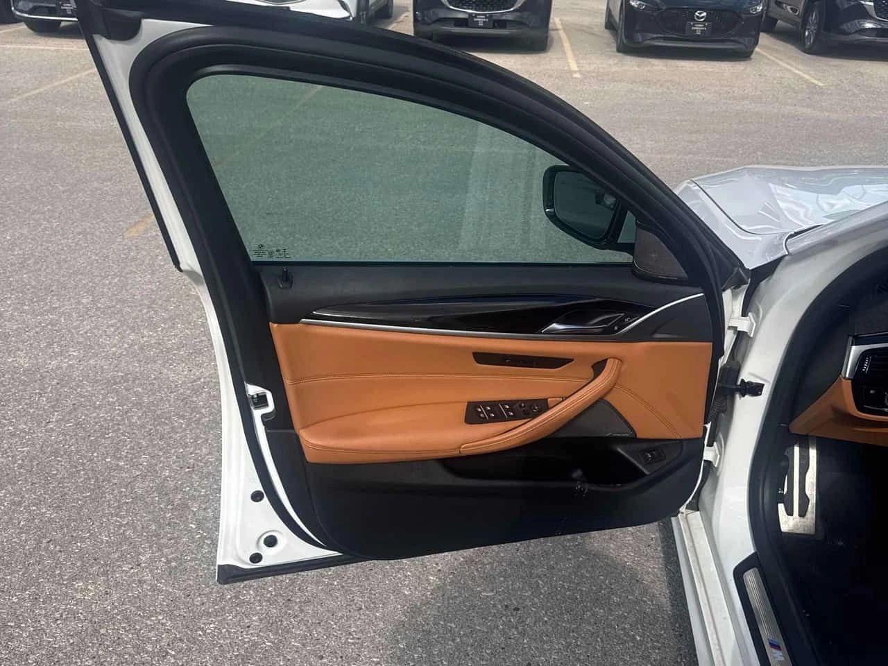 BMW 530 * xDrive * ЛИЦЕНЗИРАН ДИЛЪР * CARFAX, снимка 16 - Автомобили и джипове - 55593438