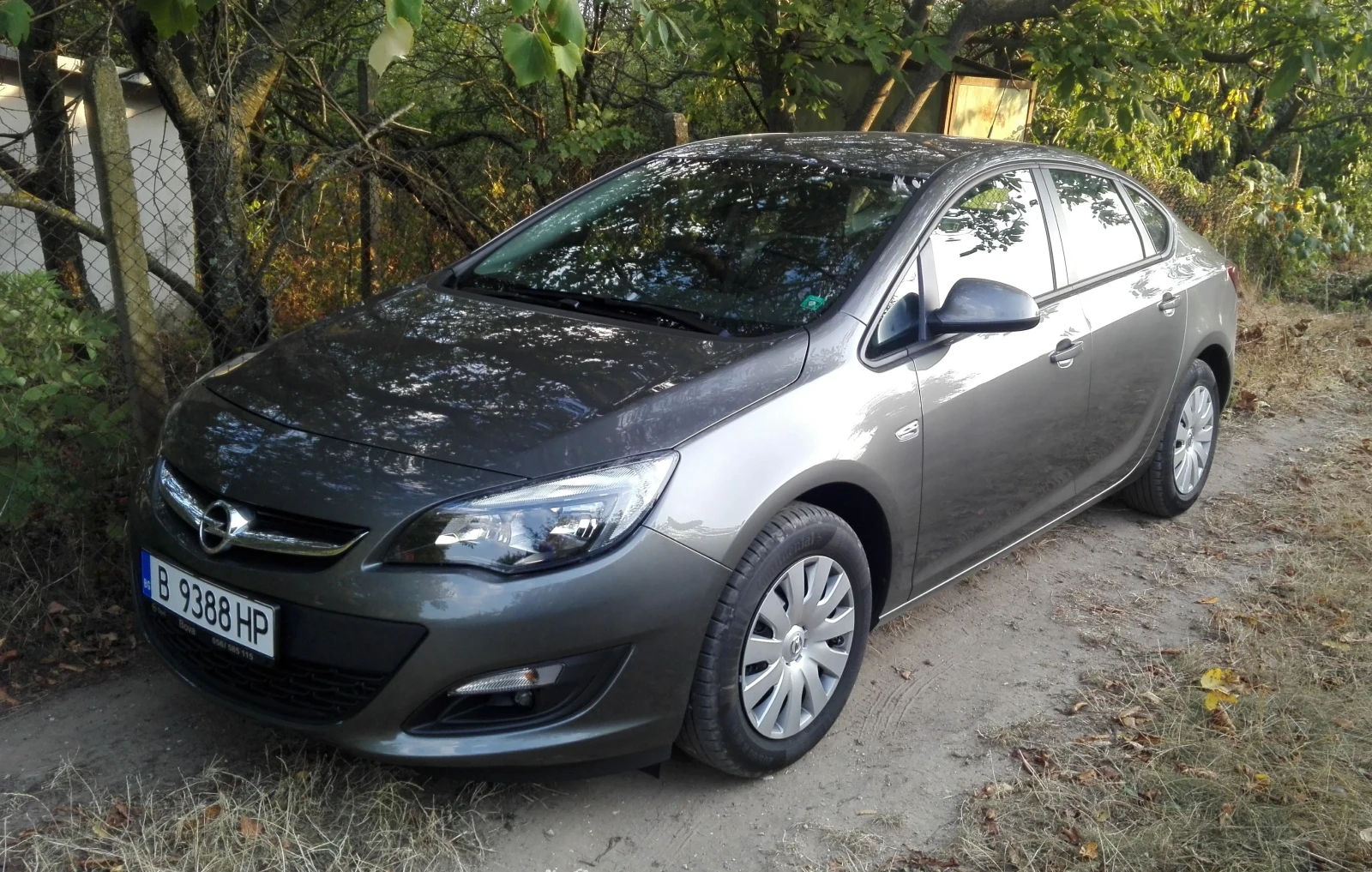 Opel Astra J Sedan 1.4 T, снимка 1 - Автомобили и джипове - 56126604