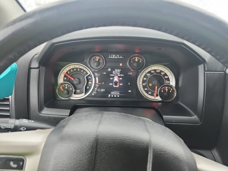 Dodge RAM 1500 * LARAMIE CREW CAB SHORT BED * CARFAX * ФИНАНСИРАН, снимка 11 - Автомобили и джипове - 52724852