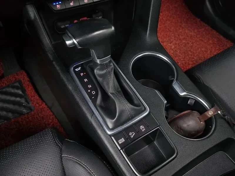 Kia Sportage, снимка 8 - Автомобили и джипове - 56688283