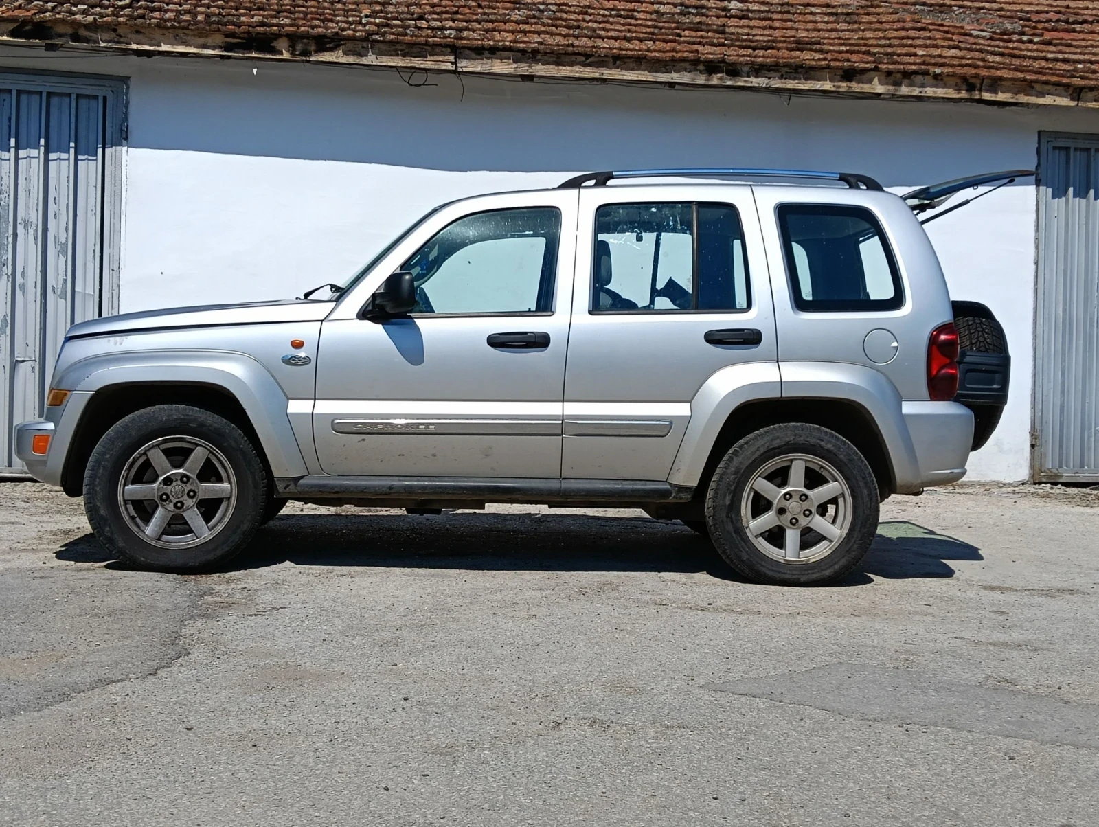 Jeep Cherokee KJ 2.8 CRD, снимка 4 - Автомобили и джипове - 55258161