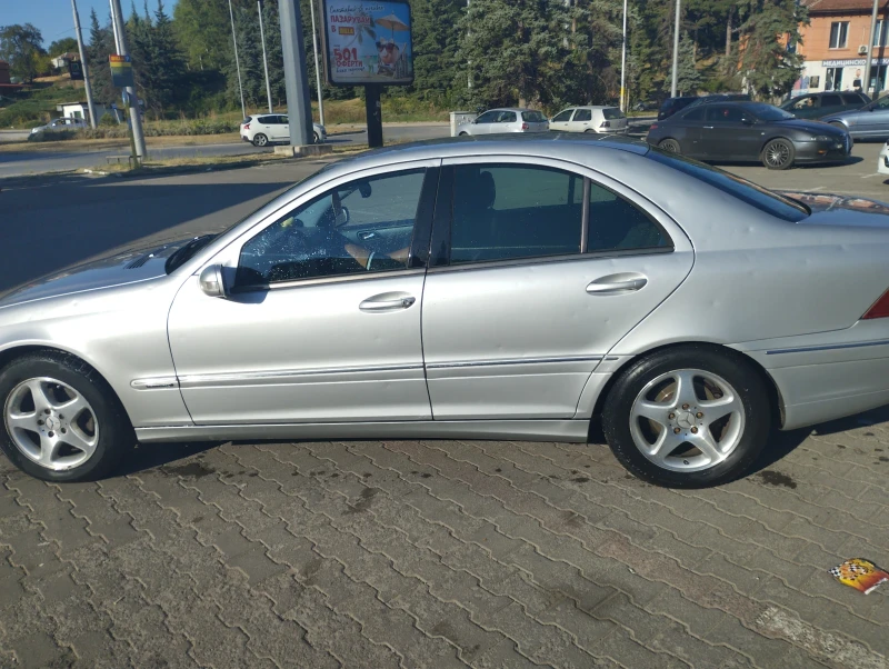 Mercedes-Benz 220 Здравейте продавам Mercedes c220  ГОДИНА-2003 ДВИГ, снимка 7 - Автомобили и джипове - 47427288