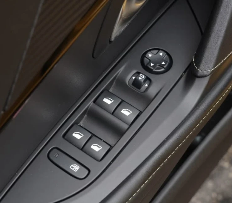 Peugeot 208  GT-Line 130 к.с. с панорама, снимка 10 - Автомобили и джипове - 55962969