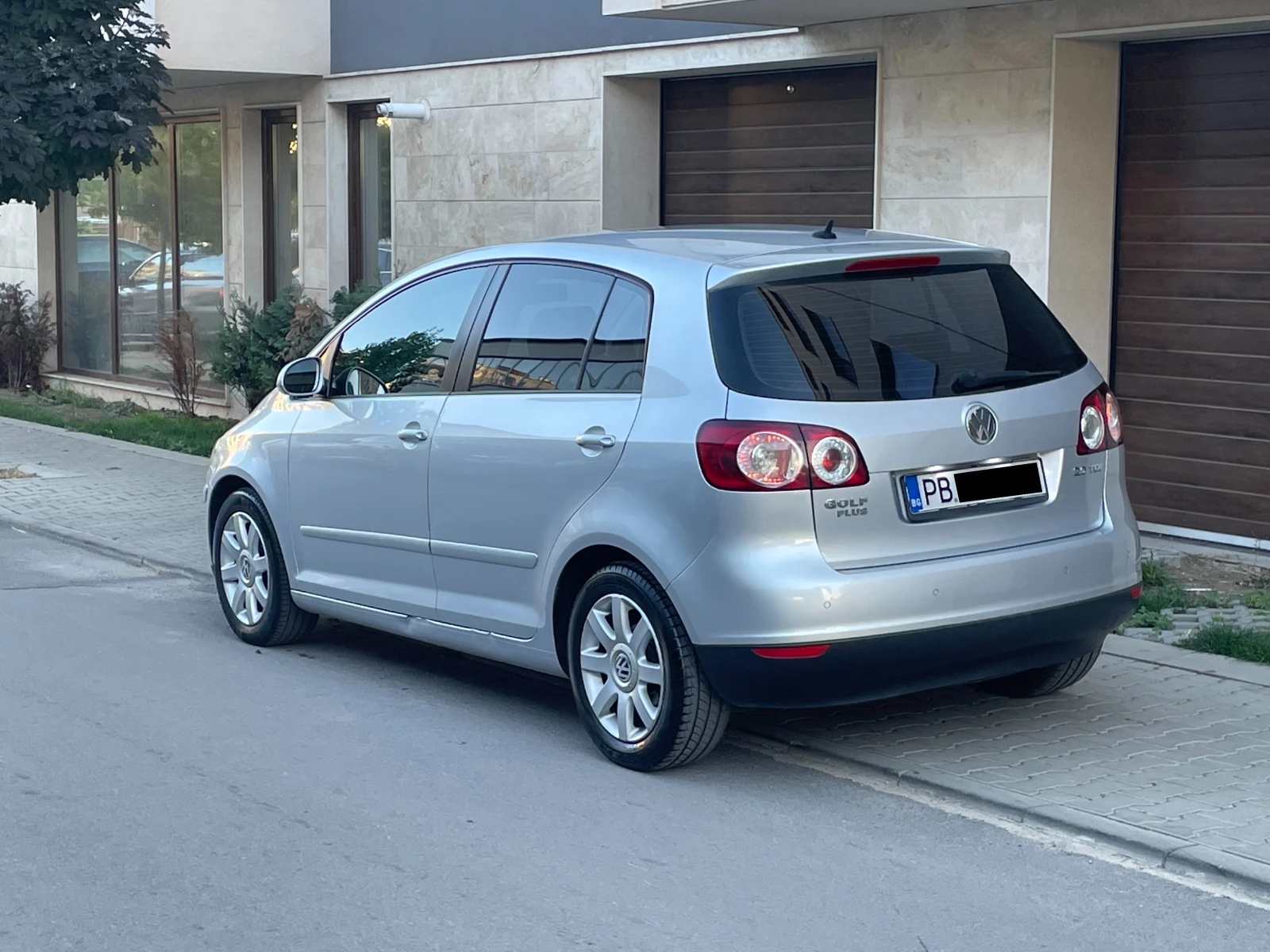 VW Golf Plus 2.0TDI Автоматик/Ф1/Кожа/Подгрев/Навигация/ТВ и др - изображение 4