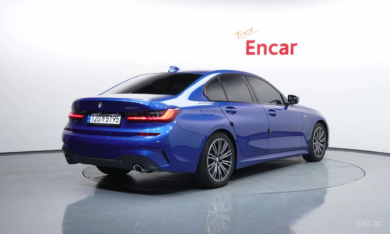 BMW 320 i* M-SPORT* HEAD-UP* ПОДГРЕВ* КАМЕРА* ШИБИДАХ, снимка 4 - Автомобили и джипове - 54512706