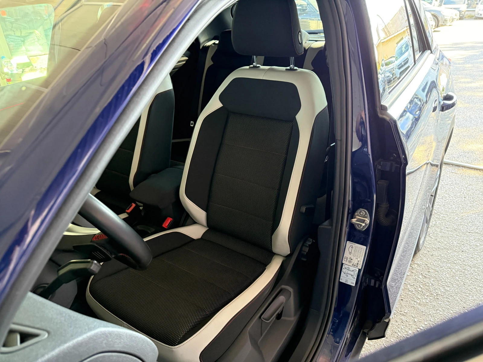 VW T-Roc 2.0TDI* SPORT* 4x4* СЕРВИЗНА КНИЖКА С ПЪЛНА ИС-Я В - изображение 7
