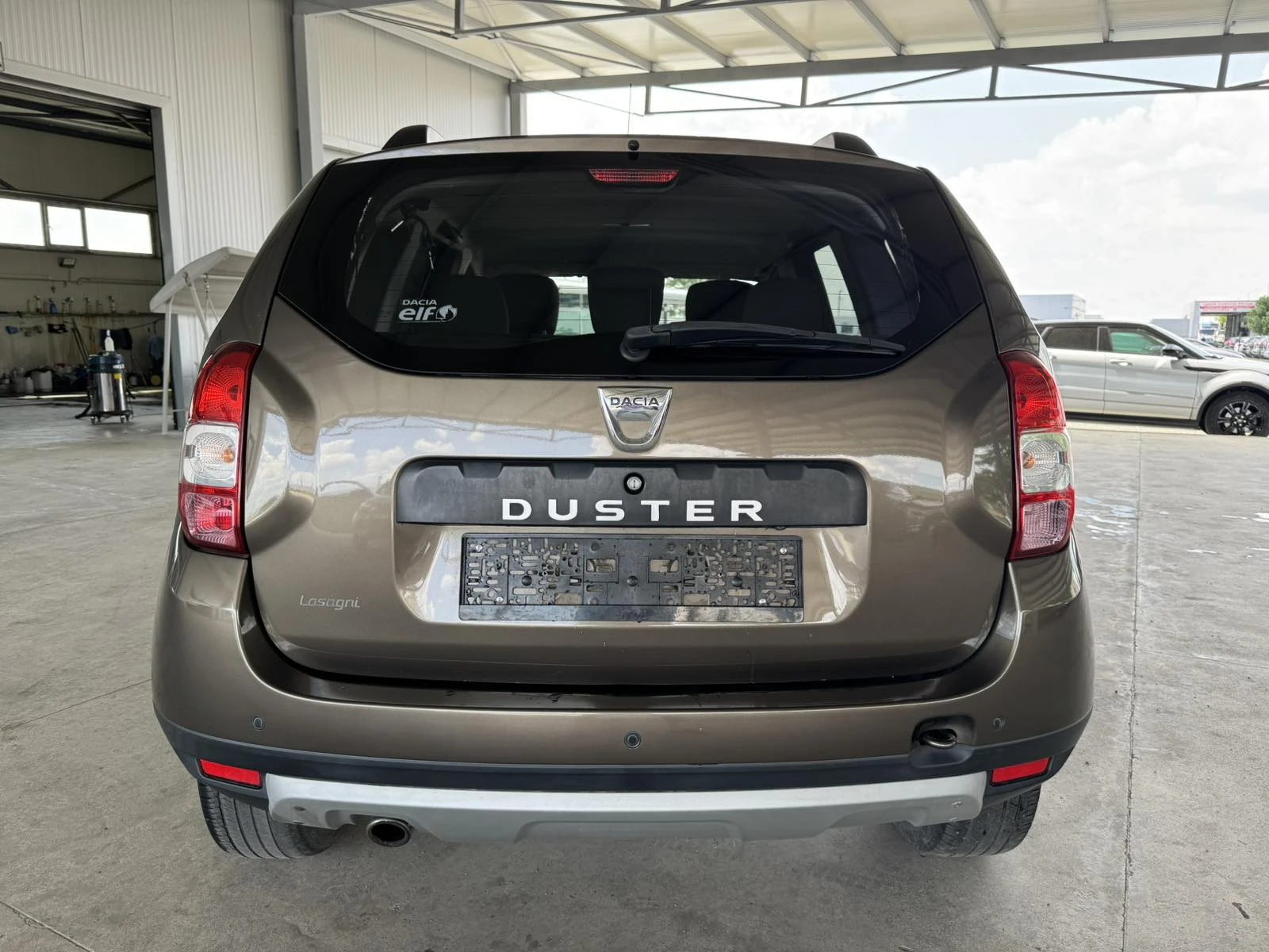 Dacia Duster 1.6* 115ps* GAS* НАВИ* КАМЕРА* КЛИМАТИК* , снимка 4 - Автомобили и джипове - 55321738