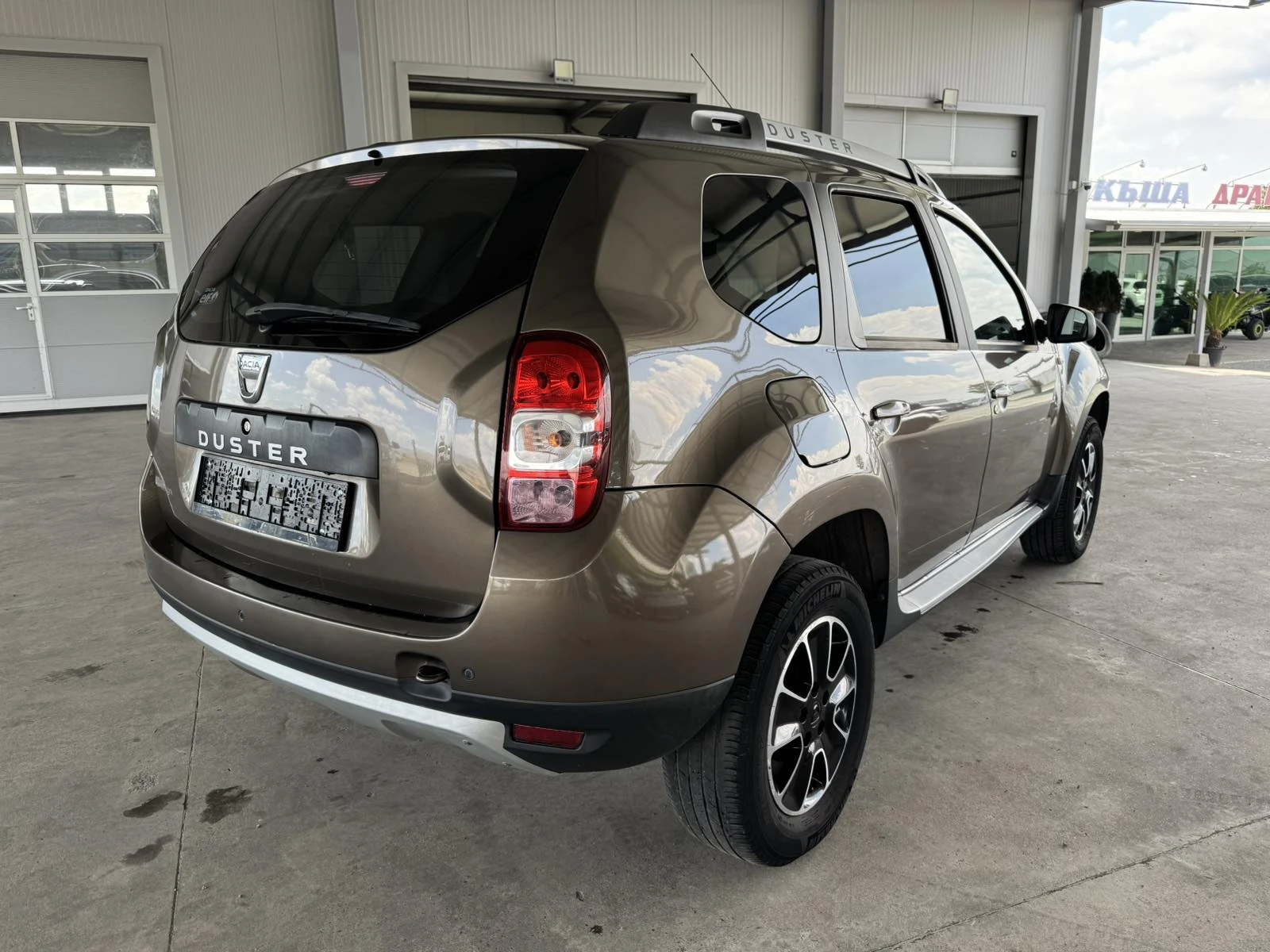 Dacia Duster 1.6* 115ps* GAS* НАВИ* КАМЕРА* КЛИМАТИК* , снимка 5 - Автомобили и джипове - 55321738