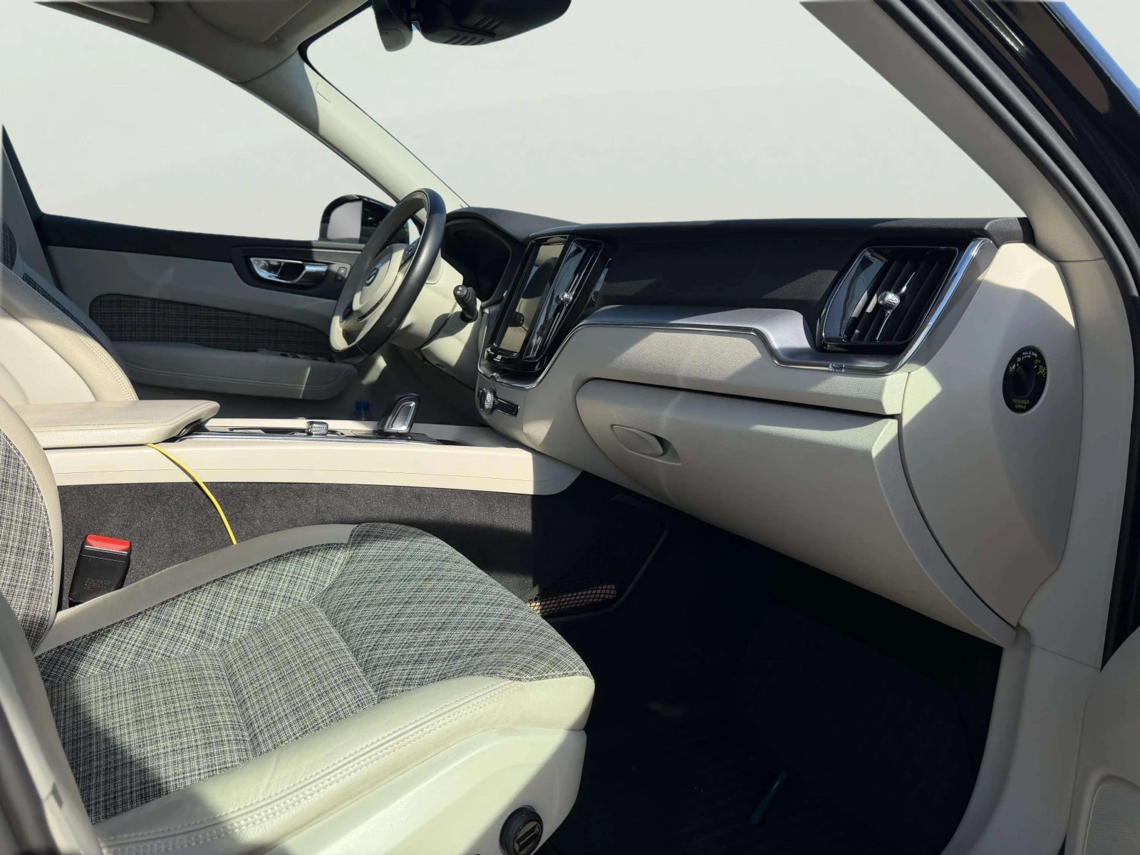 Volvo XC60 2.0 B4, снимка 9 - Автомобили и джипове - 56586781