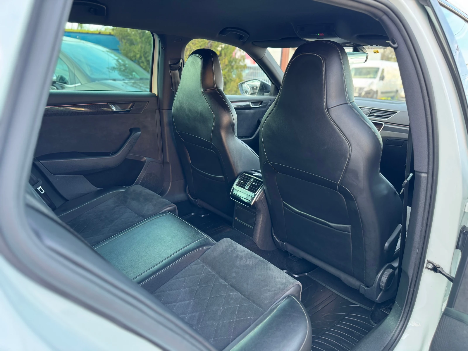 Skoda Superb 2.0TDI* Sport Line* DSG, снимка 12 - Автомобили и джипове - 54117761