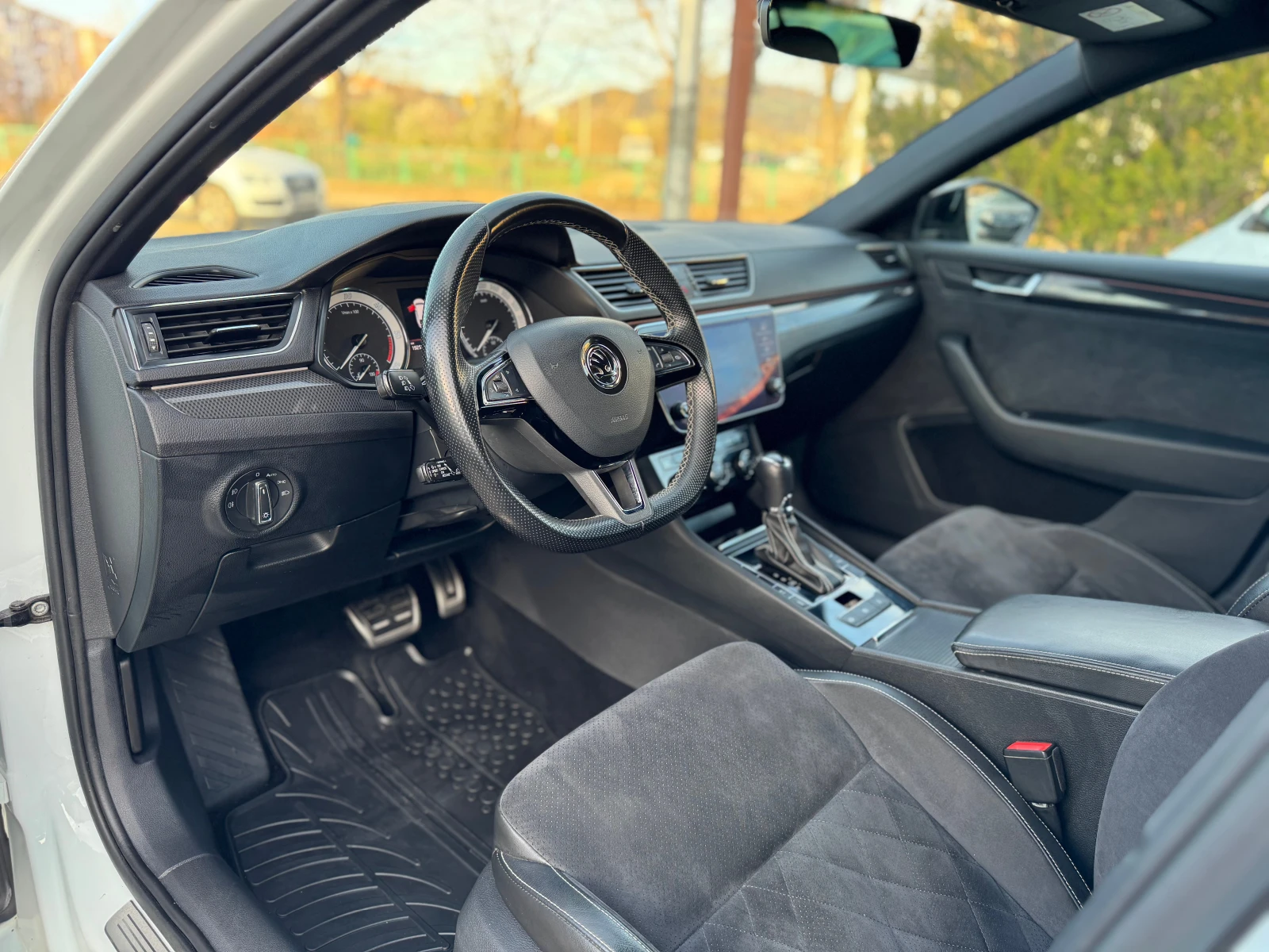 Skoda Superb 2.0TDI* Sport Line* DSG, снимка 7 - Автомобили и джипове - 54117761