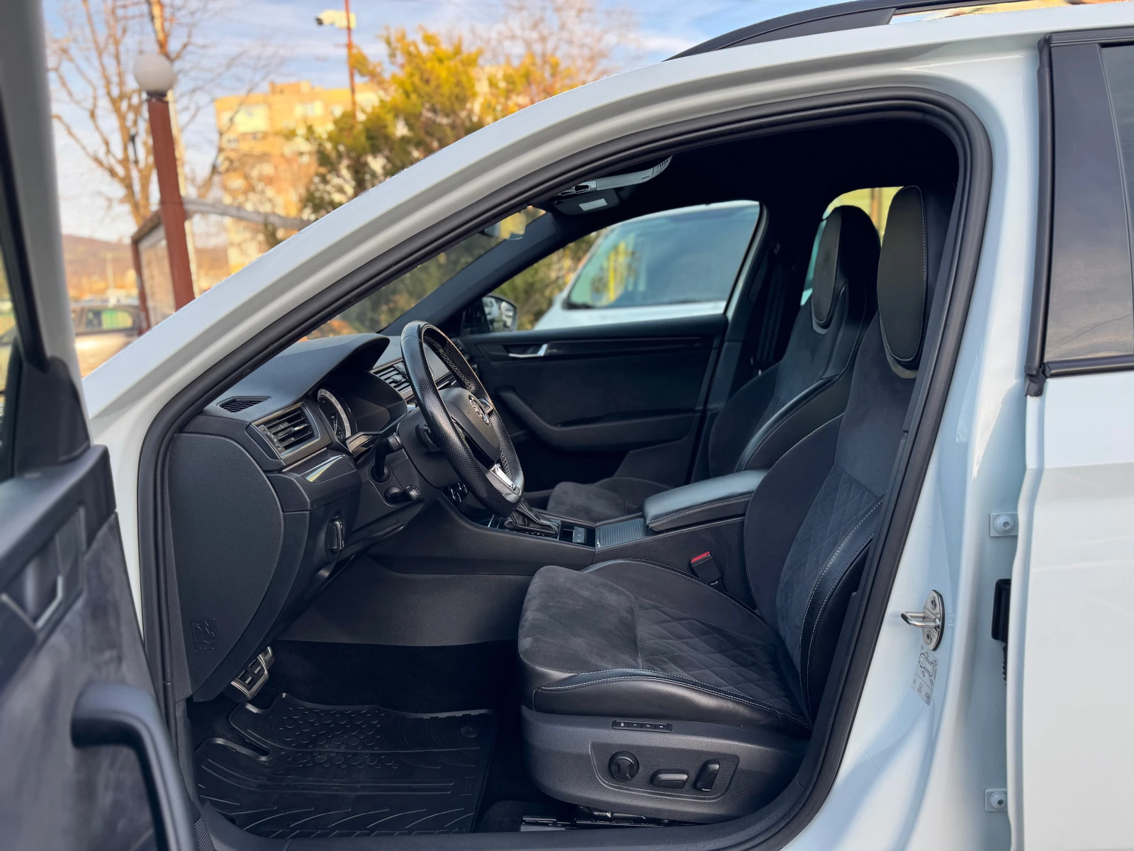 Skoda Superb 2.0TDI* Sport Line* DSG, снимка 8 - Автомобили и джипове - 54117761