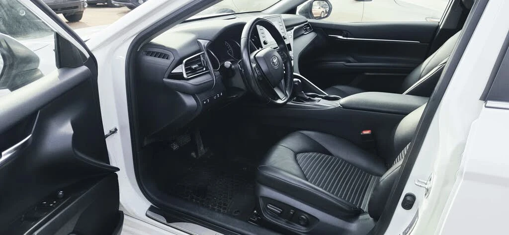 Toyota Camry SE FWD АвтоКредит  (ЦЕНА ДО БГ), снимка 3 - Автомобили и джипове - 54119051